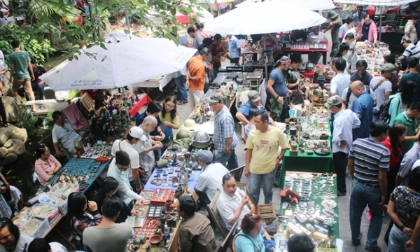 Dân sành đồ cổ săn hàng hiếm trong chợ ve chai mở cửa 6 giờ một tuần ở Sài Gòn